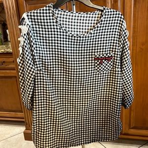Black and white checkered top. Size says 3XL
